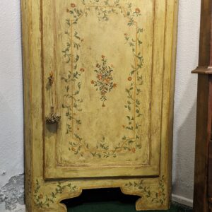 {:it}Angoliera laccata{:}{:en}Lacquered corner cabinet{:}